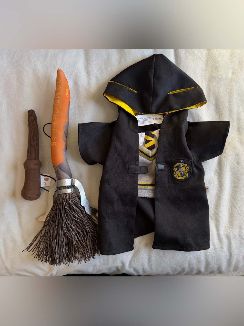 Harry Potter Hufflepuff Bear & Accessories - Build-a-Bear Workshop - Picture 4 of 4
